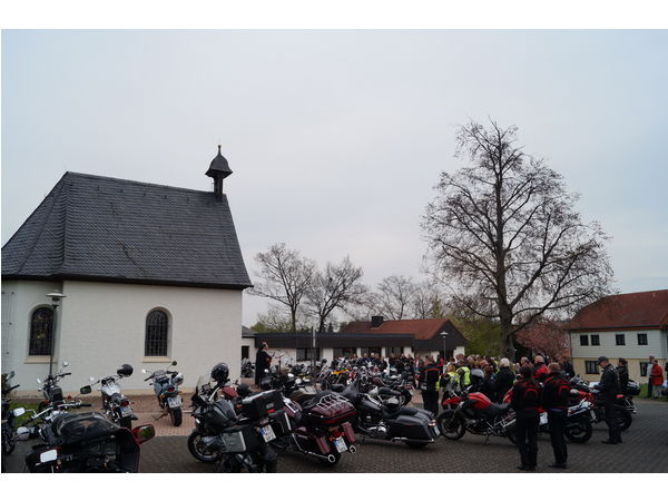 Viele Biker und ihre Maschinen vor dem Kapellchen